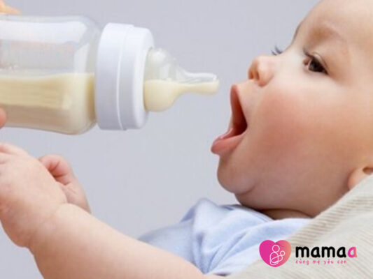 Trẻ uống sữa non