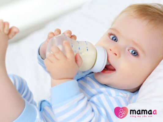 Trẻ uống sữa non dạng gói